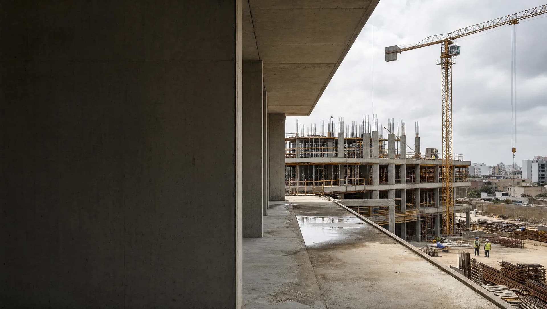 Scène illustrative : structure béton et grue sur un chantier contemporain